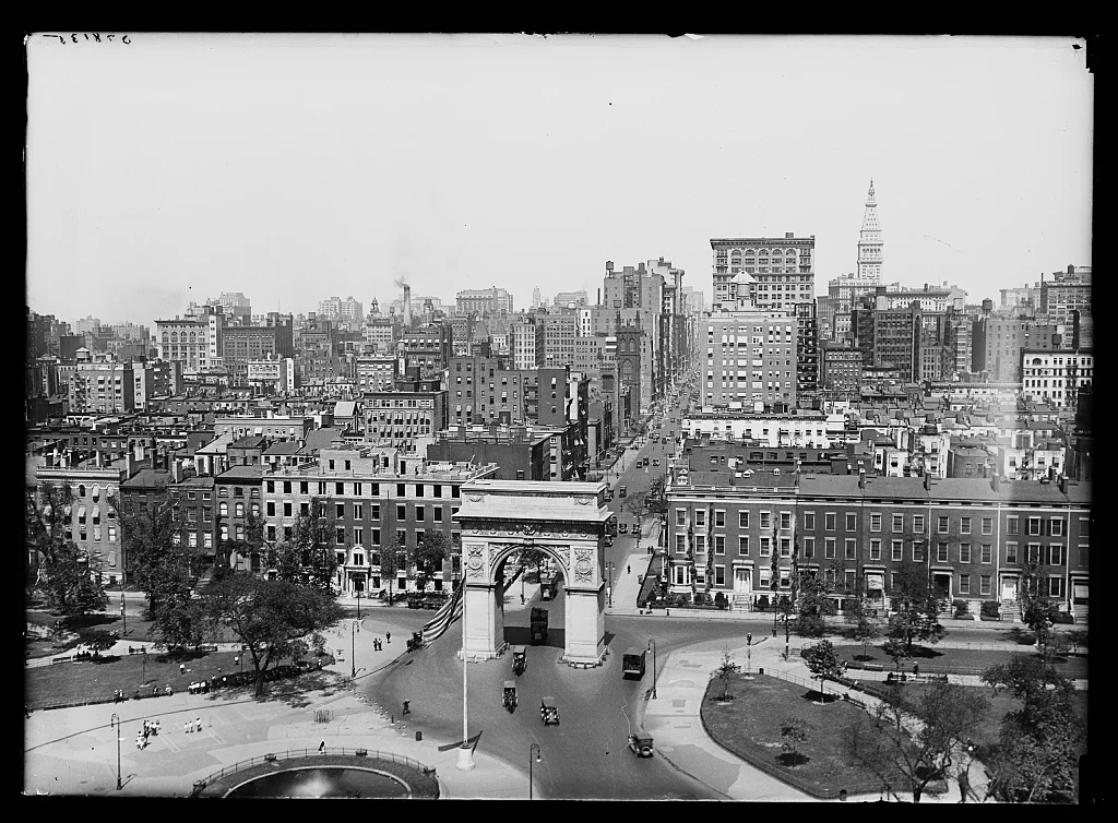 Washington Square, New York, ca. 1900. Schauplatz der Mises-Privatseminare an der NYU ab 1945.